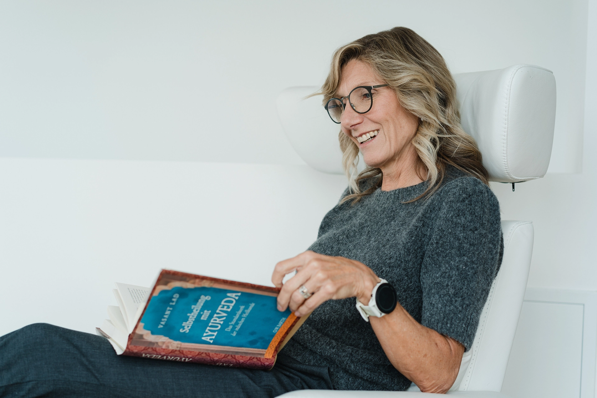 Katja Hartmann liest in einem ayurvedischen Buch