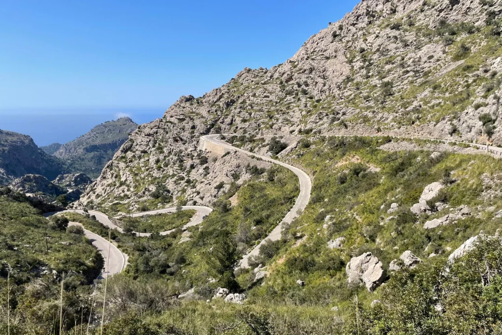 Berg mit einer Serpentinenstraße