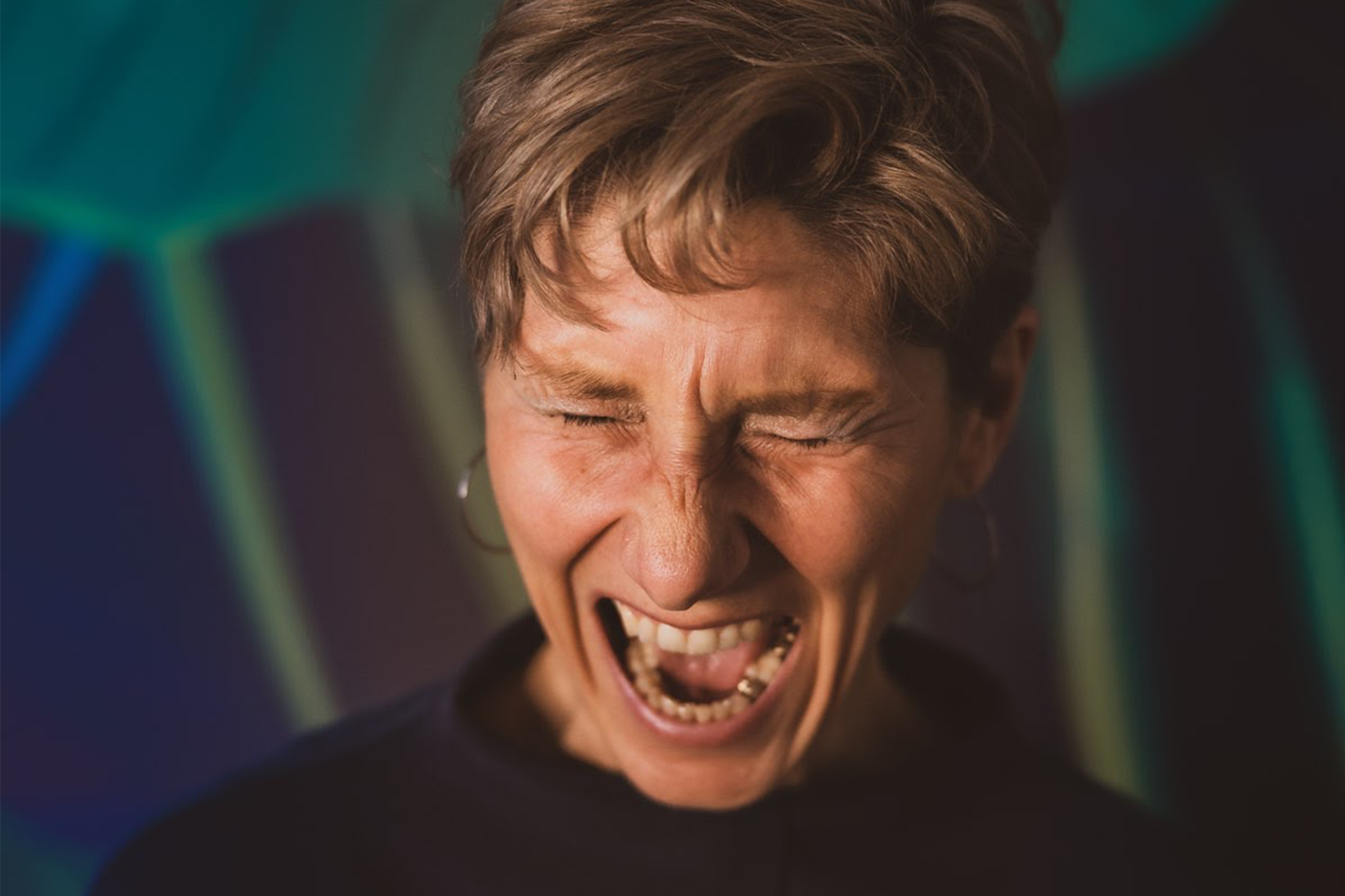 Stop bei Emotionaler Überflutung. Eine Frau schreit.